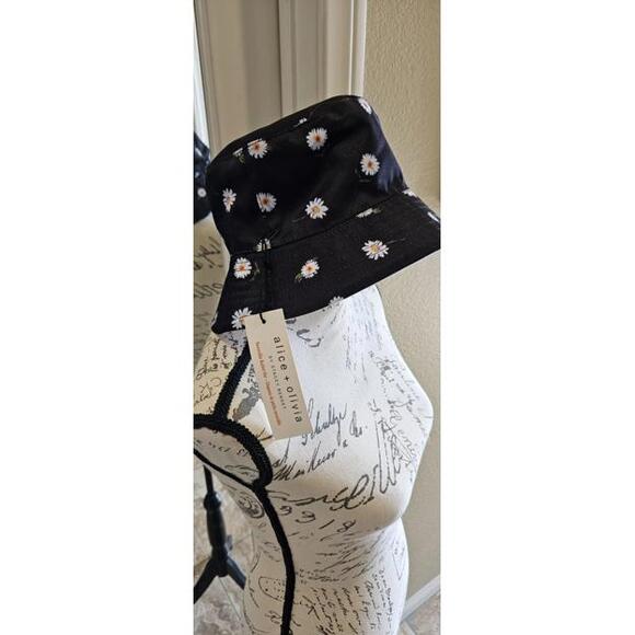 Accessories - Alice & Olivia Reversible Bucket Hat New With Tags